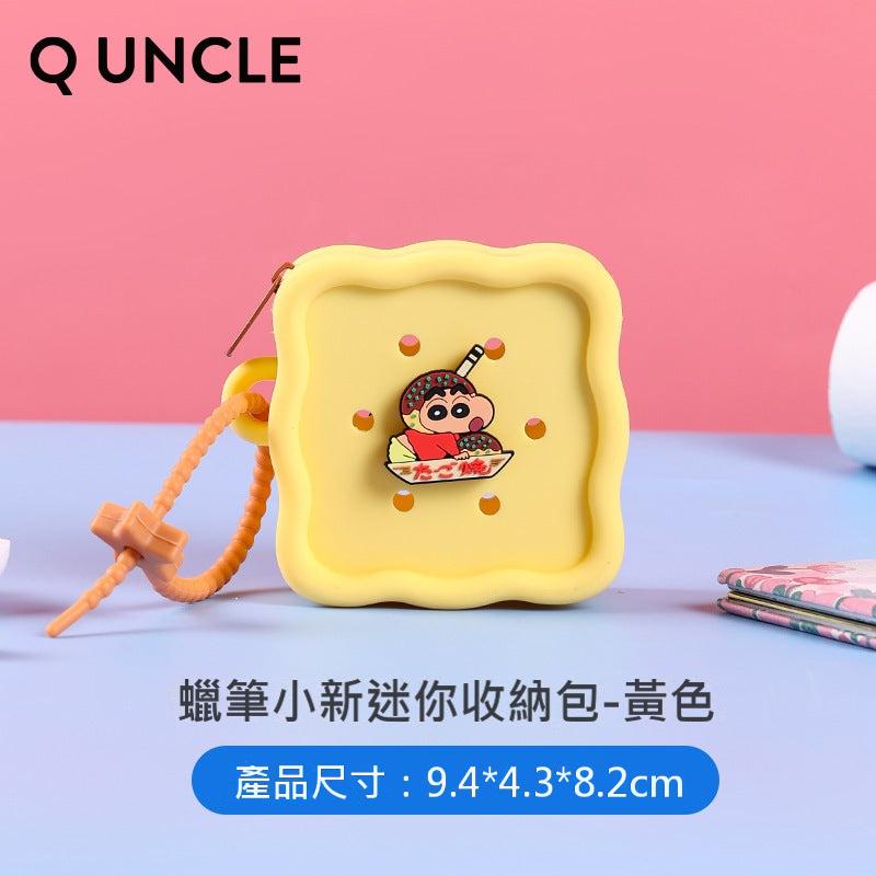 【Q UNCLE】正版現貨 蠟筆小新 方形迷你收納包 零錢包 掛件 硅膠包包 硬幣包 耳機包 吊飾 收納包 飾品包 規格圖片 1